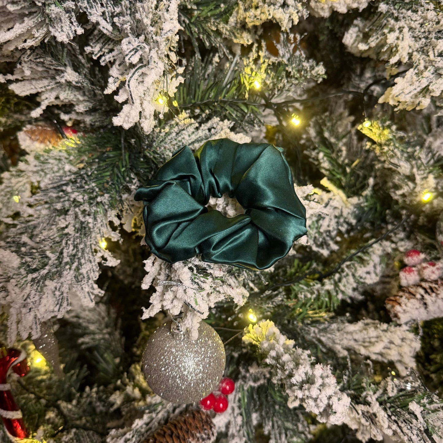 Silk Scrunchie / Green Shine