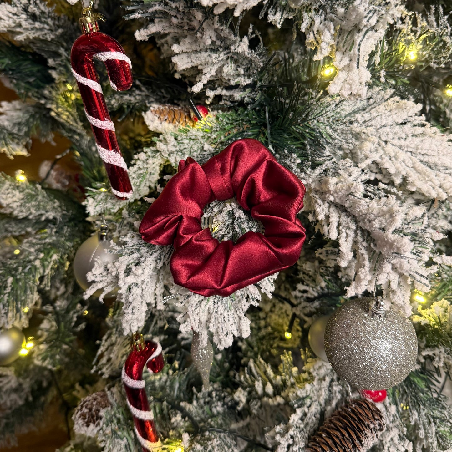 Silk Scrunchie / Red Shine