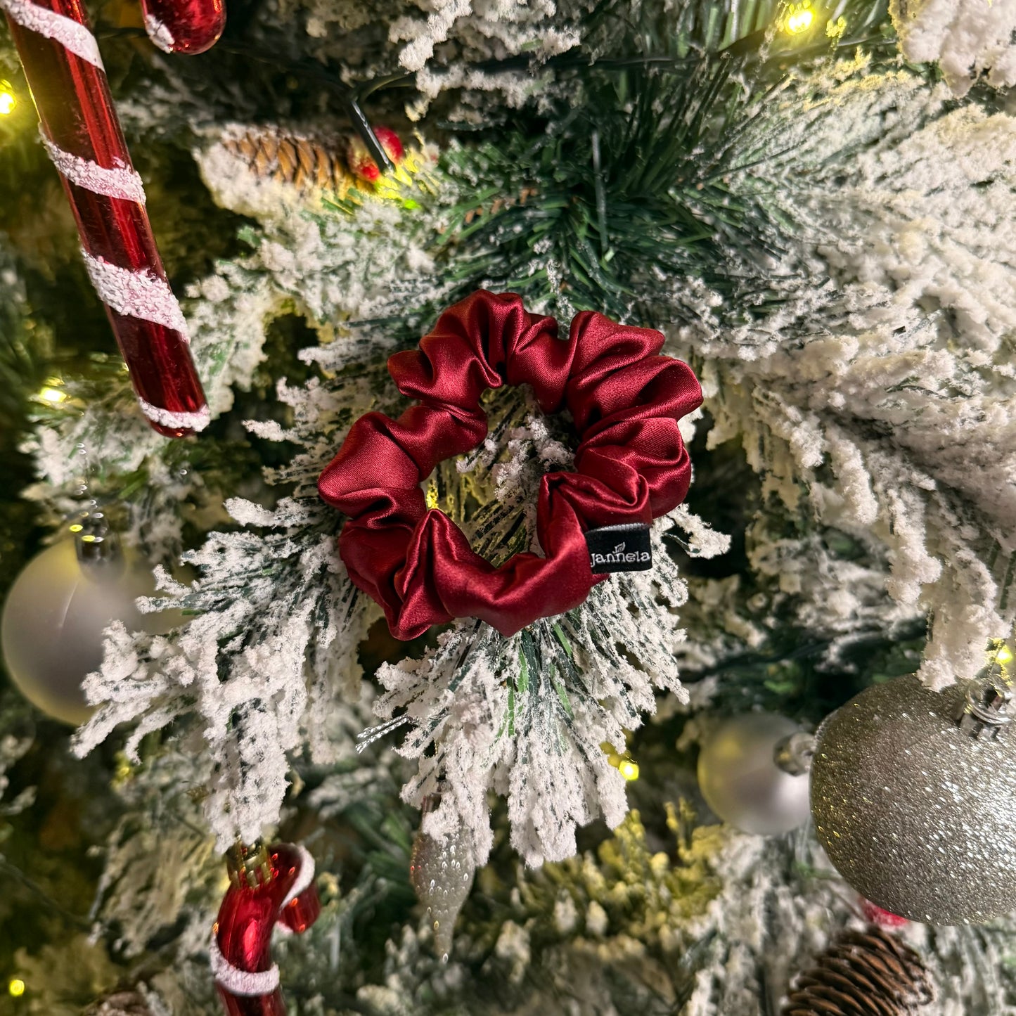 Silk Scrunchie / Red Shine