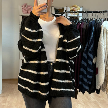 Strickjacke / SchwarzWeiß gestreift