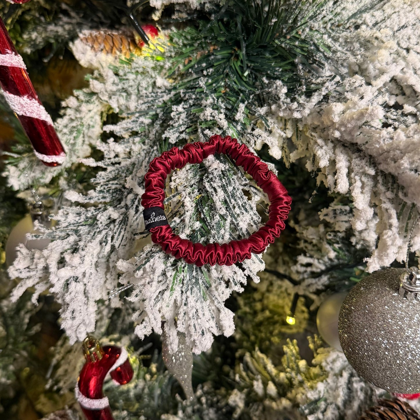 Silk Scrunchie / Red Shine