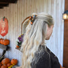 Herbstliche Haarklammer in einer Half-up-Frisur