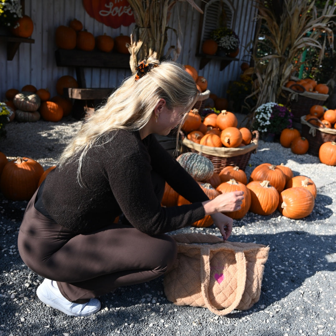 Teddy-Tasche der Pumpkin Spice Collection in herbstlicher Kulisse